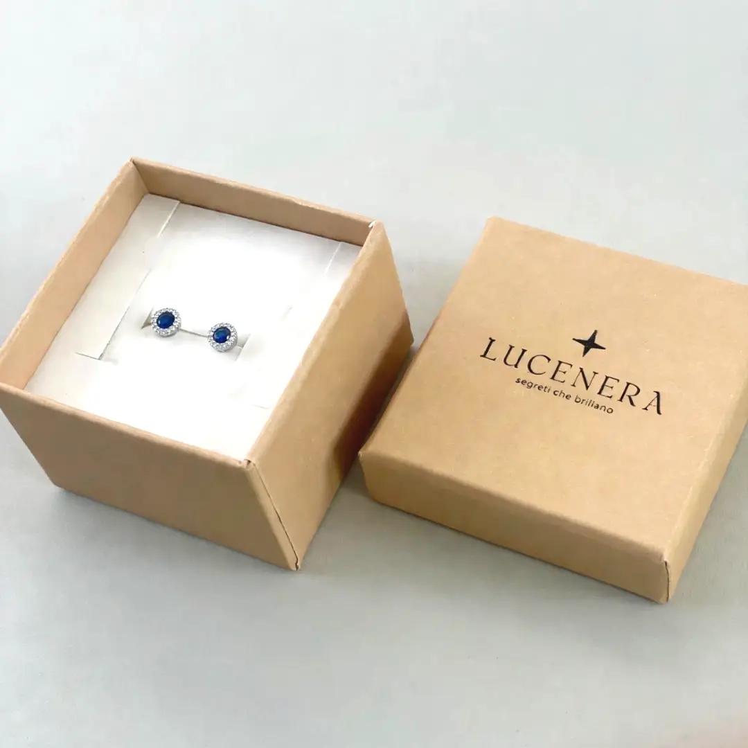 Orecchini Argento 925 Donna | Bottone Tondo Pietra Blu Zaffiro | Halo Zirconi | Lobo - immagine 3